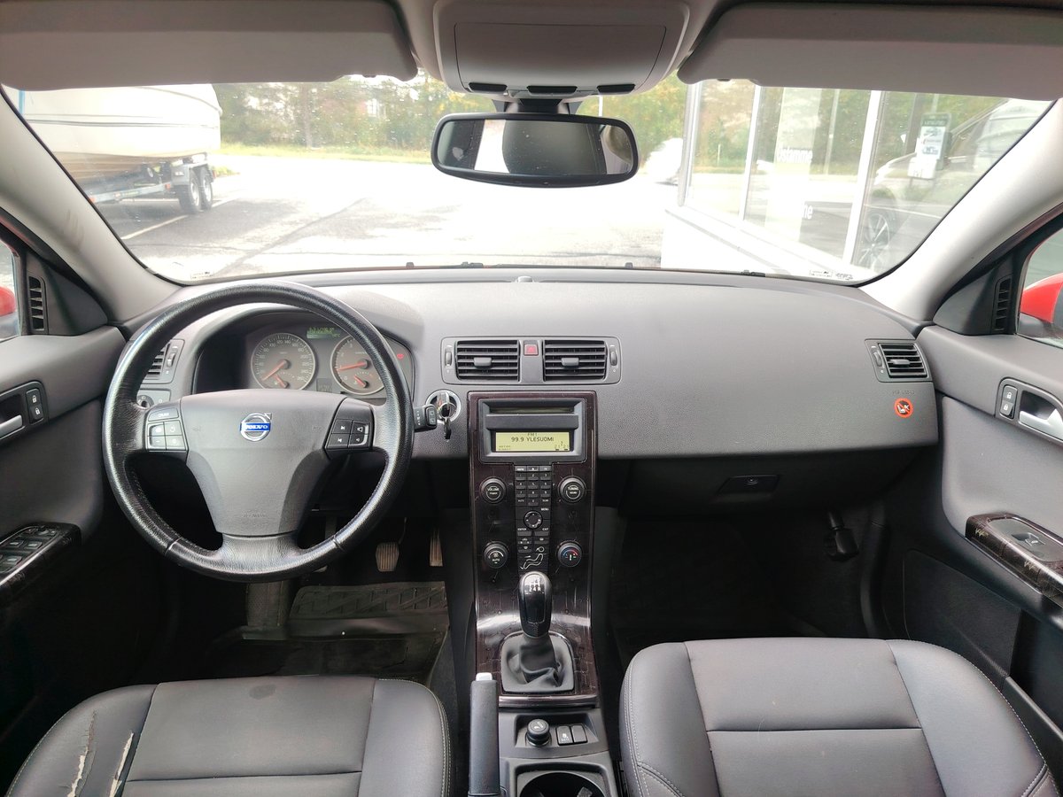 Volvo V50 2.4 140hp Momentum *JUURI KATSASTETTU*
