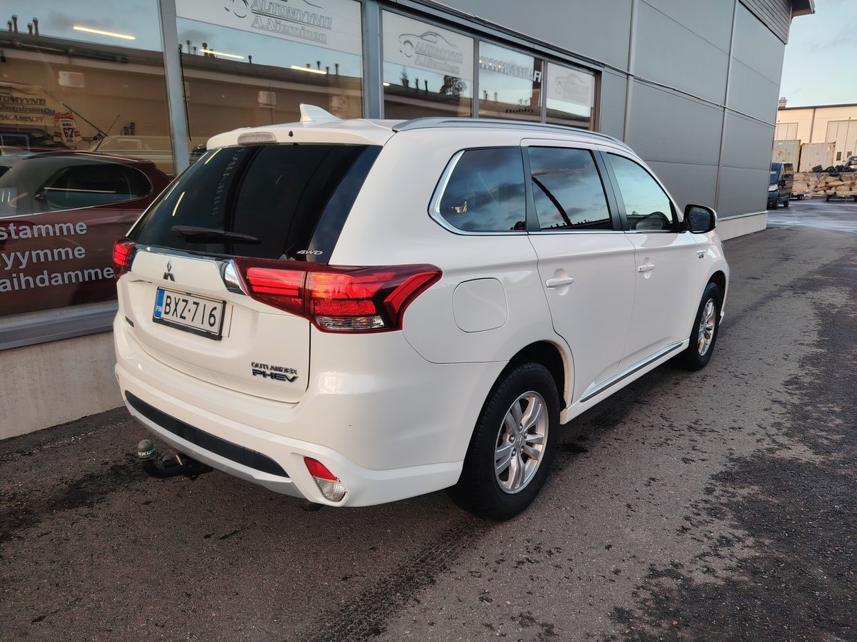 Mitsubishi Outlander PHEV 2,0 Intense 4wd *VETOKOUKKU/LOHKOLÄMMITIN/NAVI*