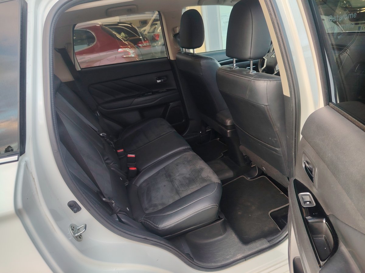 Mitsubishi Outlander PHEV 2,0 Intense 4wd *VETOKOUKKU/LOHKOLÄMMITIN/NAVI*