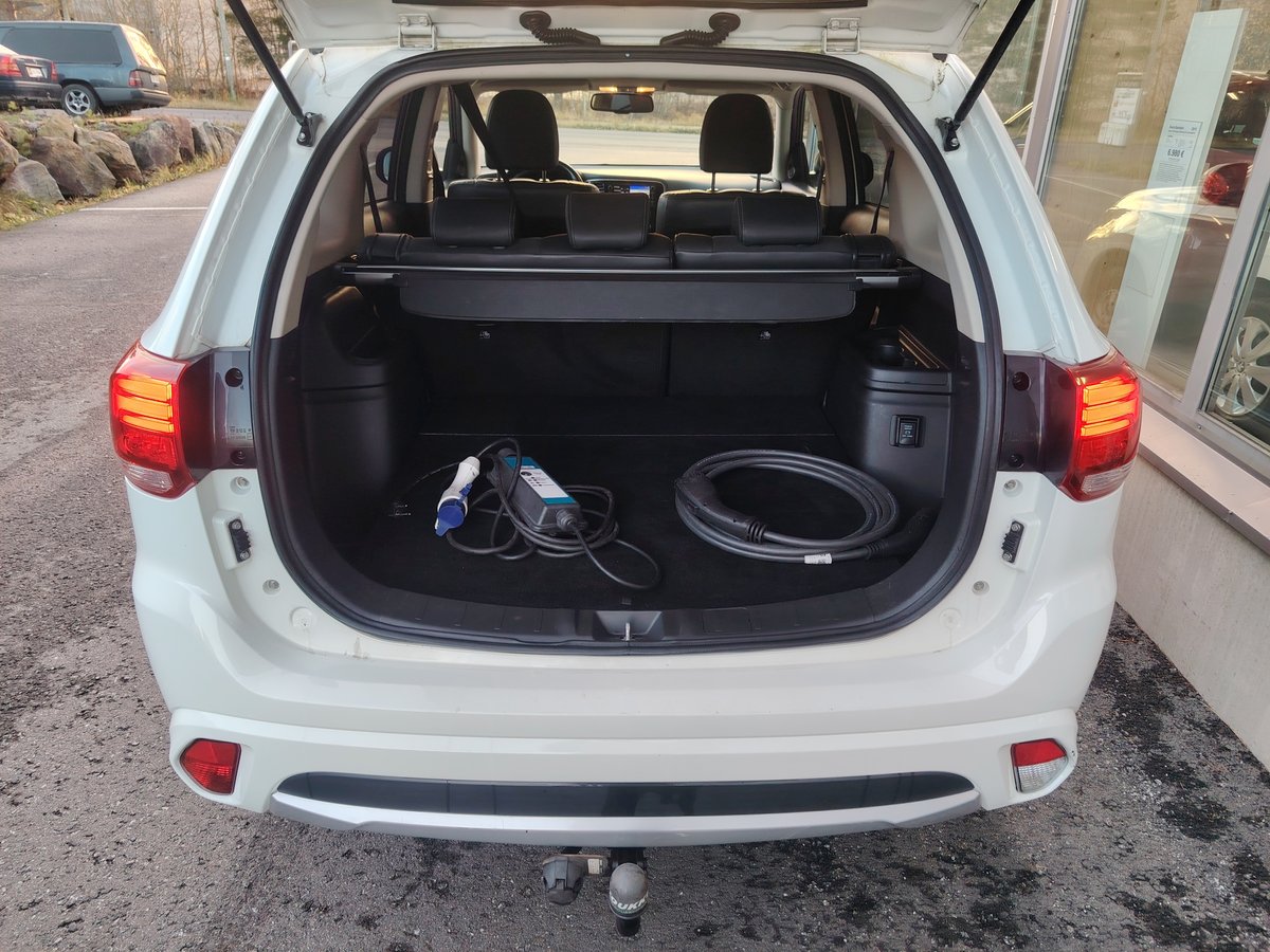 Mitsubishi Outlander PHEV 2,0 Intense 4wd *VETOKOUKKU/LOHKOLÄMMITIN/NAVI*