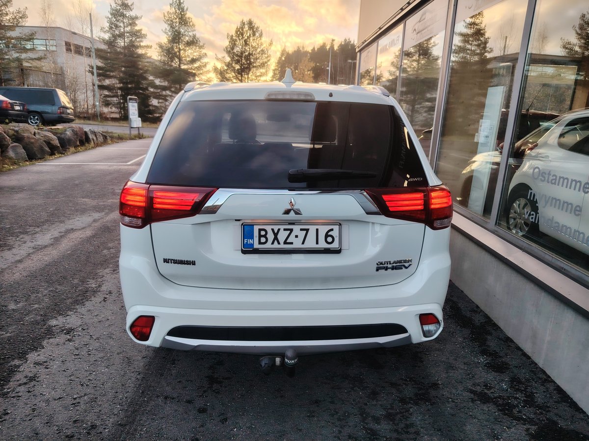 Mitsubishi Outlander PHEV 2,0 Intense 4wd *VETOKOUKKU/LOHKOLÄMMITIN/NAVI*