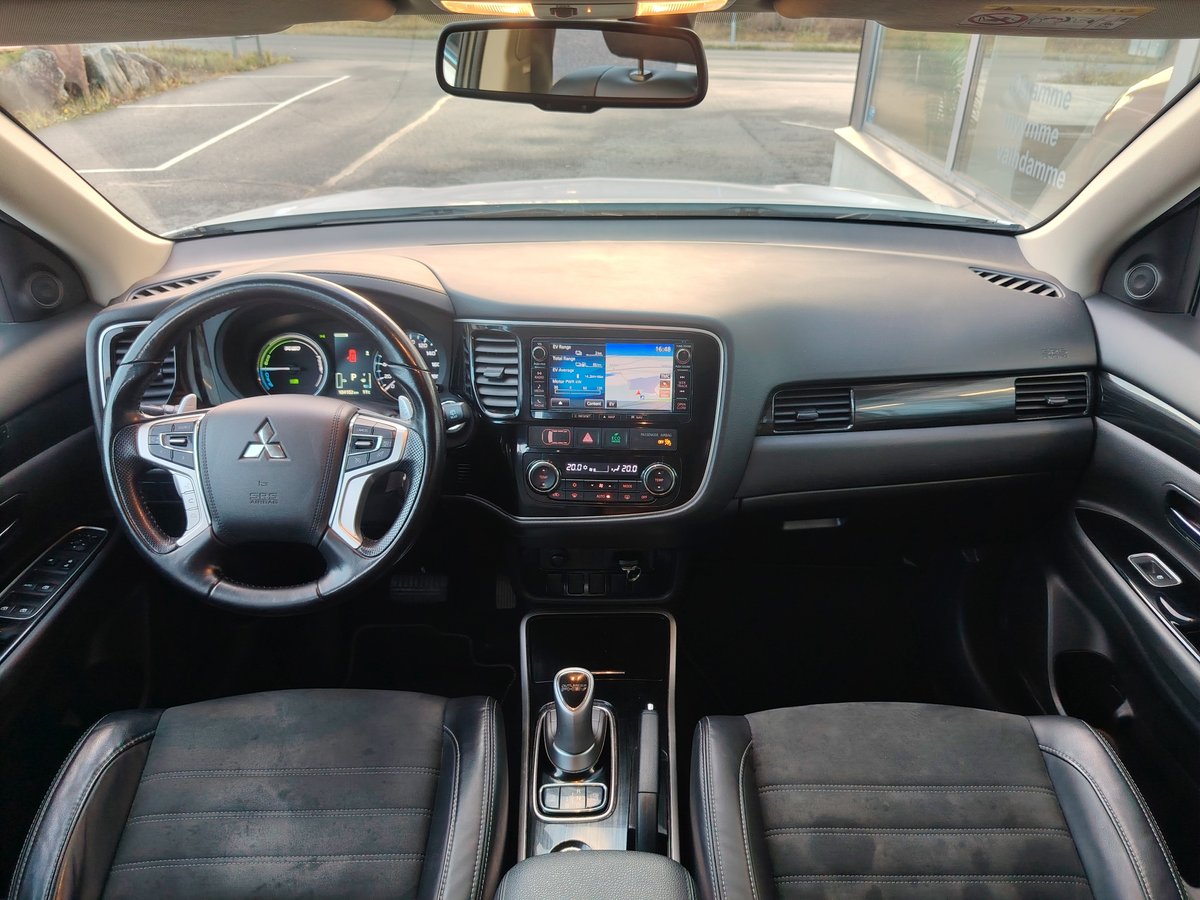 Mitsubishi Outlander PHEV 2,0 Intense 4wd *VETOKOUKKU/LOHKOLÄMMITIN/NAVI*