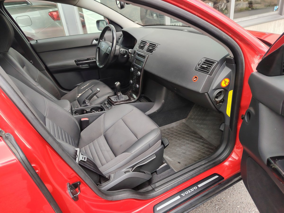 Volvo V50 2.4 140hp Momentum *JUURI KATSASTETTU*
