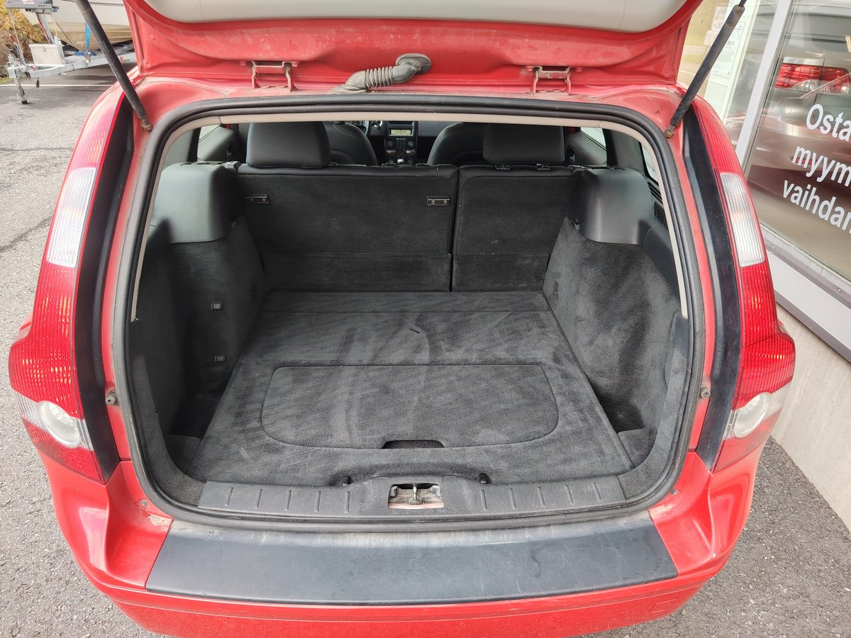 Volvo V50 2.4 140hp Momentum *JUURI KATSASTETTU*