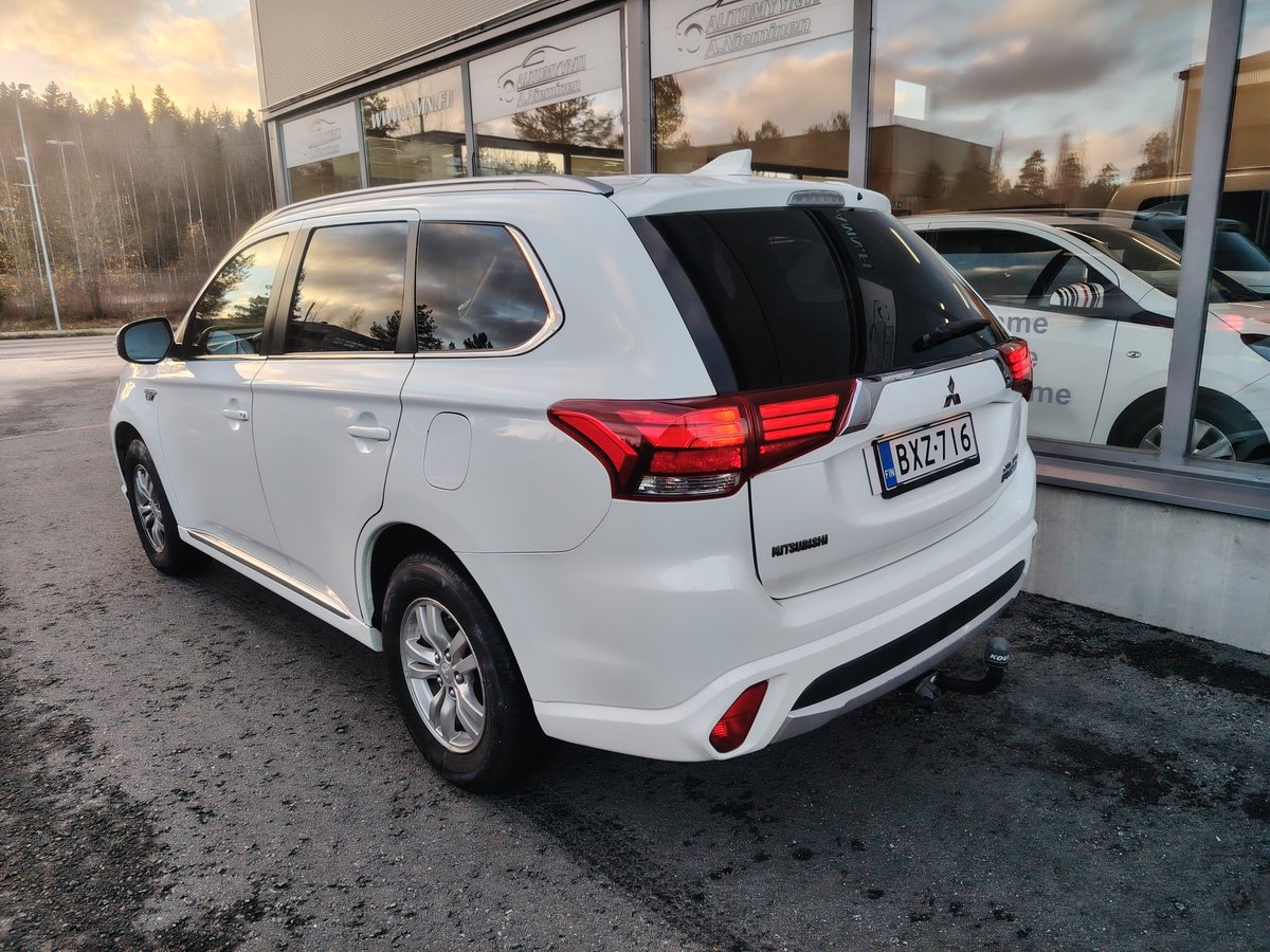 Mitsubishi Outlander PHEV 2,0 Intense 4wd *VETOKOUKKU/LOHKOLÄMMITIN/NAVI*