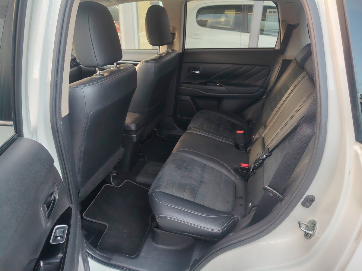 Mitsubishi Outlander PHEV 2,0 Intense 4wd *VETOKOUKKU/LOHKOLÄMMITIN/NAVI*