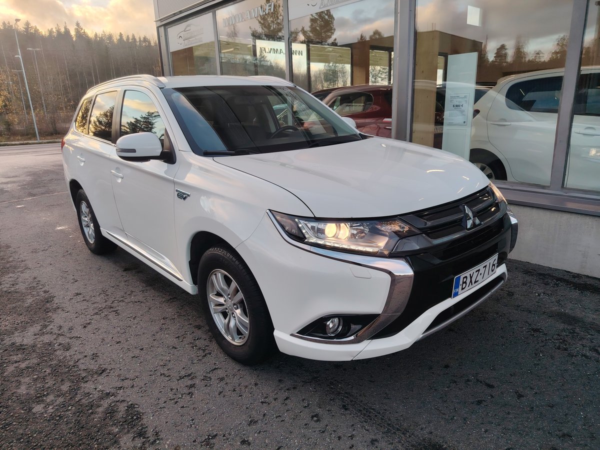 Mitsubishi Outlander PHEV 2,0 Intense 4wd *VETOKOUKKU/LOHKOLÄMMITIN/NAVI*