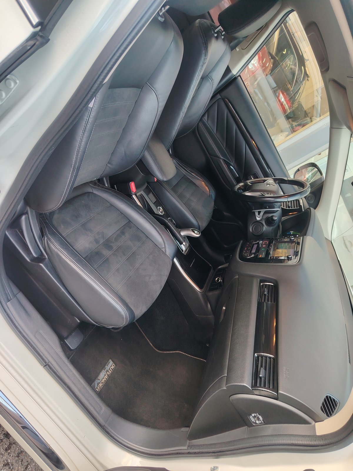 Mitsubishi Outlander PHEV 2,0 Intense 4wd *VETOKOUKKU/LOHKOLÄMMITIN/NAVI*