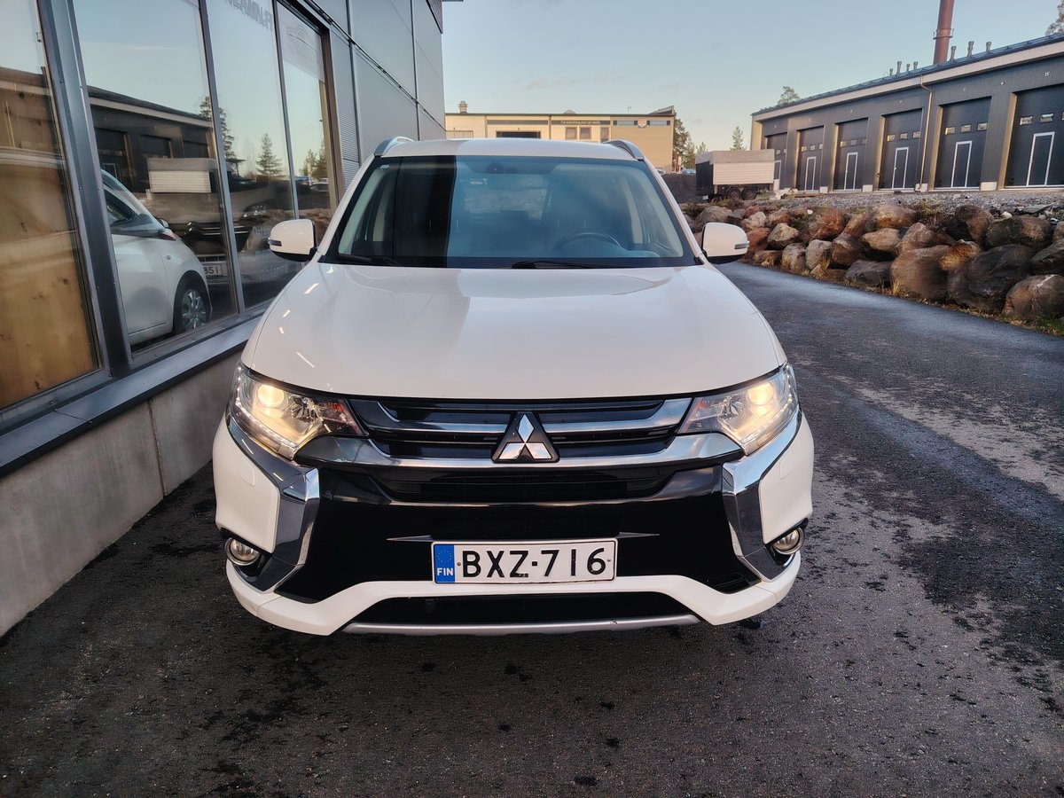 Mitsubishi Outlander PHEV 2,0 Intense 4wd *VETOKOUKKU/LOHKOLÄMMITIN/NAVI*