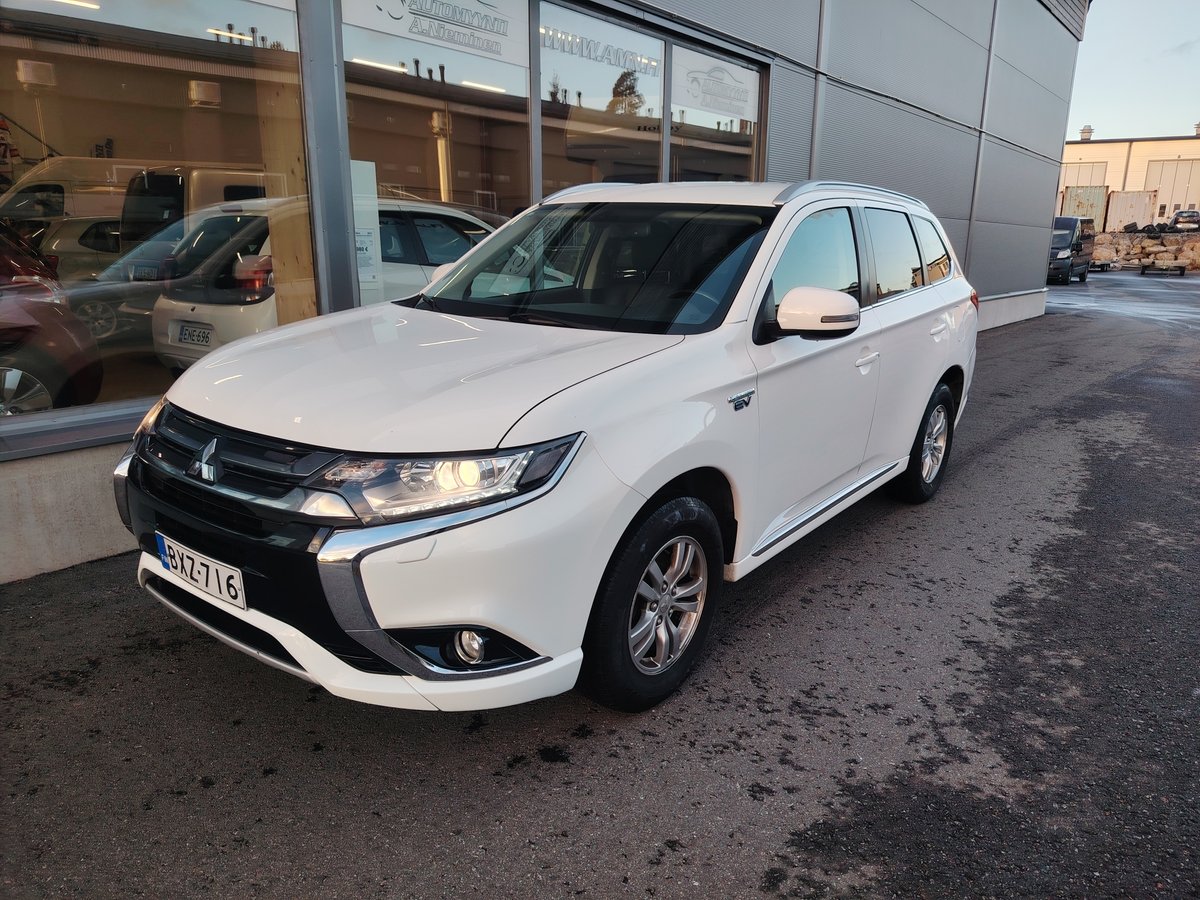 Mitsubishi Outlander PHEV 2,0 Intense 4wd *VETOKOUKKU/LOHKOLÄMMITIN/NAVI*