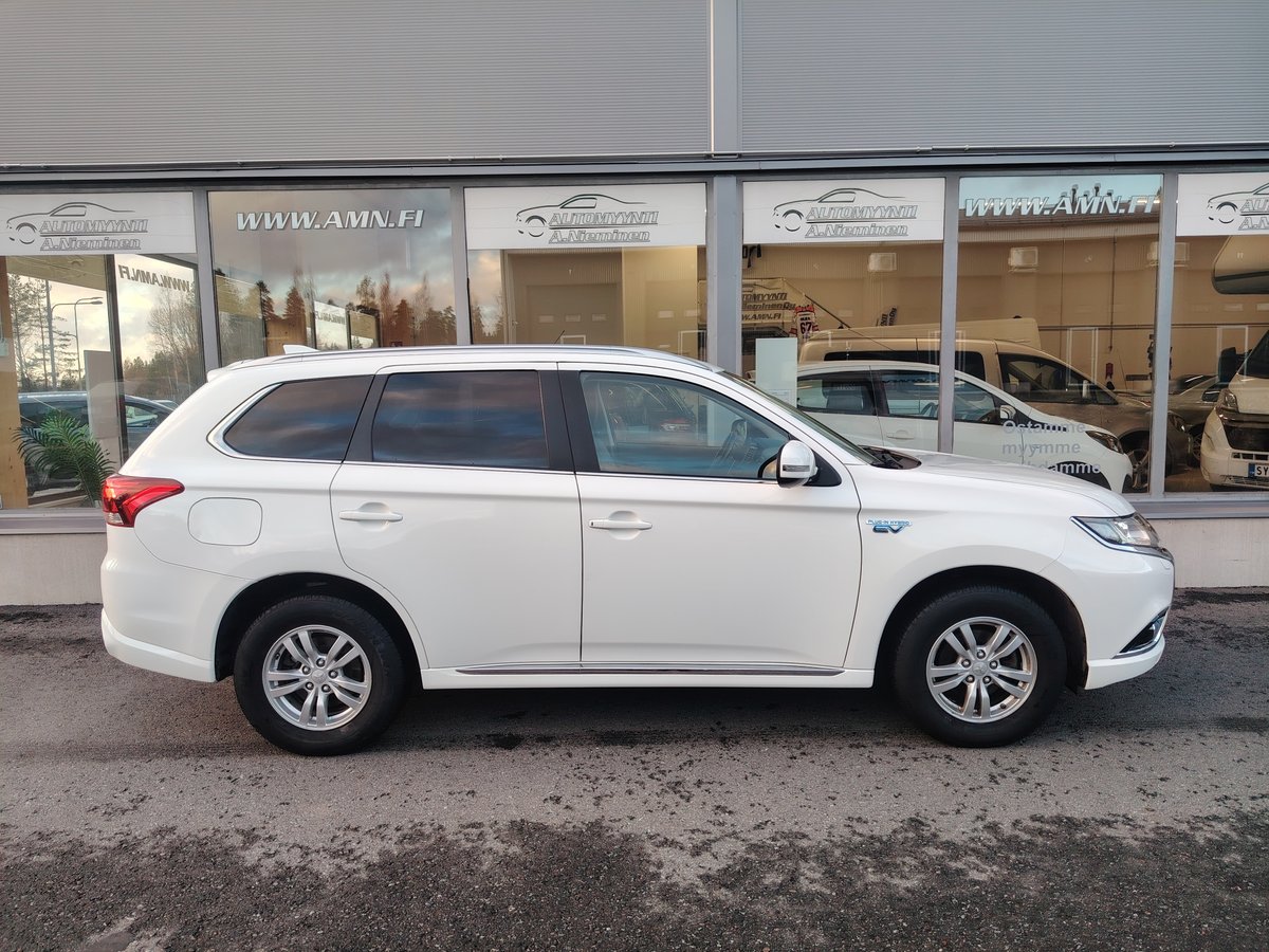 Mitsubishi Outlander PHEV 2,0 Intense 4wd *VETOKOUKKU/LOHKOLÄMMITIN/NAVI*