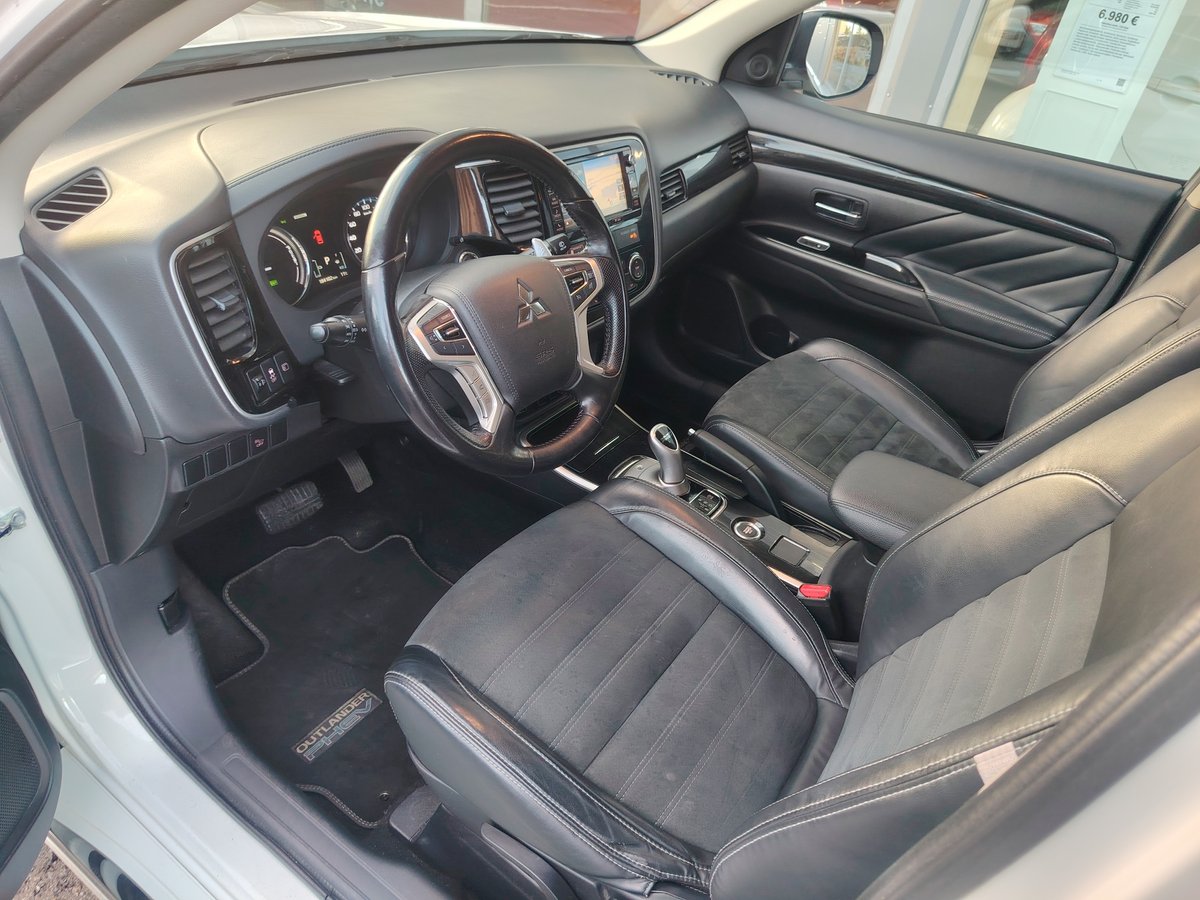 Mitsubishi Outlander PHEV 2,0 Intense 4wd *VETOKOUKKU/LOHKOLÄMMITIN/NAVI*
