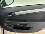 2010 Opel Astra - Image 11 - Thumbnail