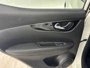 2015 Nissan Qashqai - Image 10 - Thumbnail