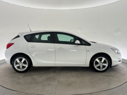 2010 Opel Astra - Image 7 - Thumbnail